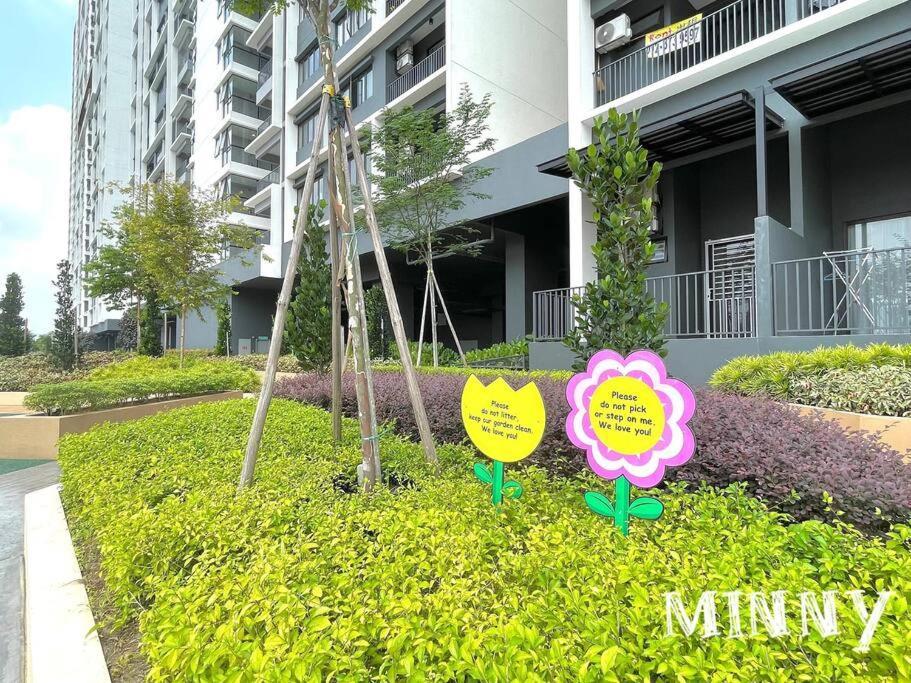 Netizen Near Mrt Couple Balcony Suite #31 Kampong Bukit Dukong Eksteriør bilde